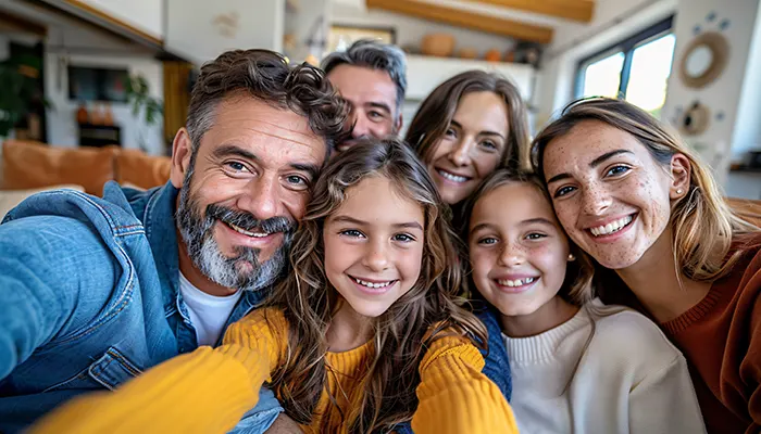 Familia sonriente reunida en casa
