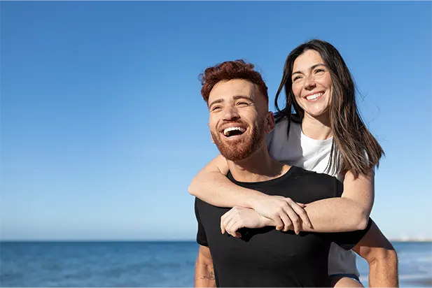 Personas usando dispositivo digital