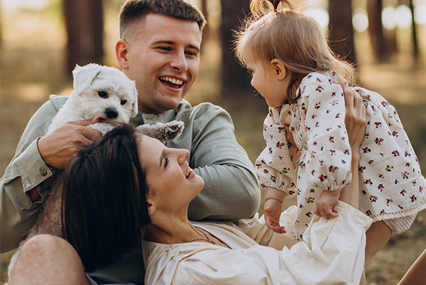 Personas usando dispositivo digital