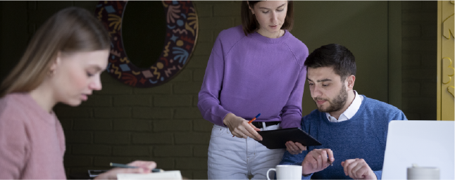 Personas usando dispositivo digital