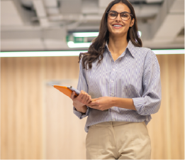 Mujer con carpeta en mano sonriendo