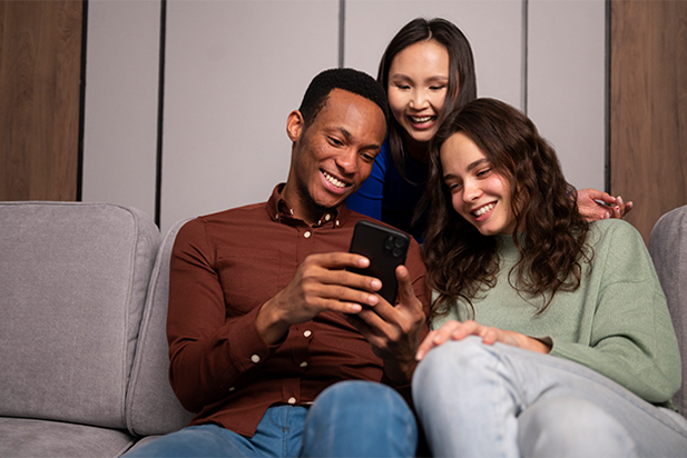 Personas usando dispositivo digital