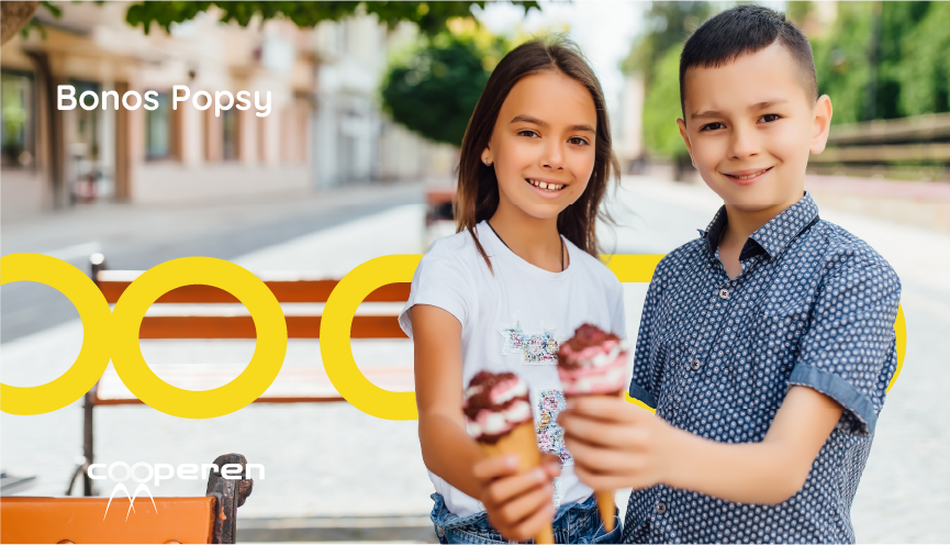 Niños comiendo helado.