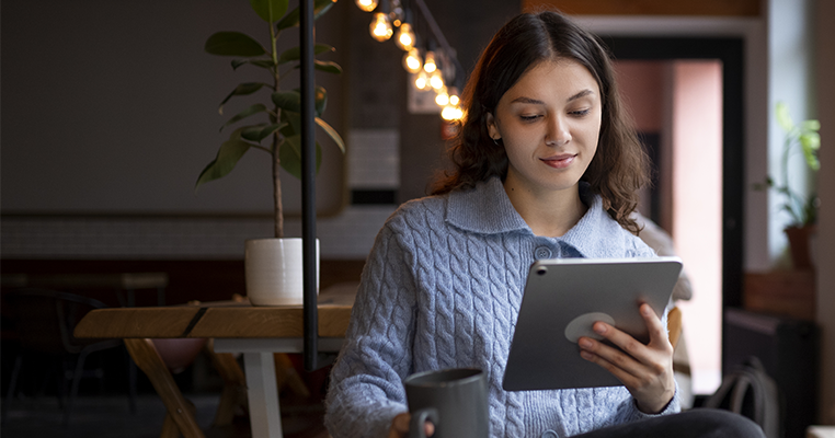 Personas usando dispositivo digital