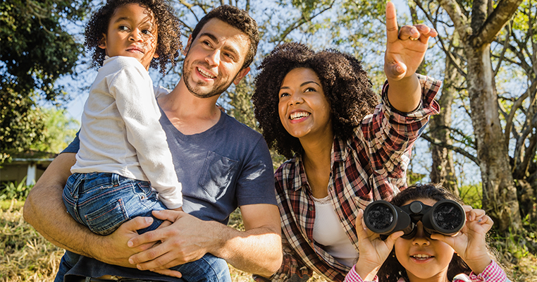 Personas usando dispositivo digital