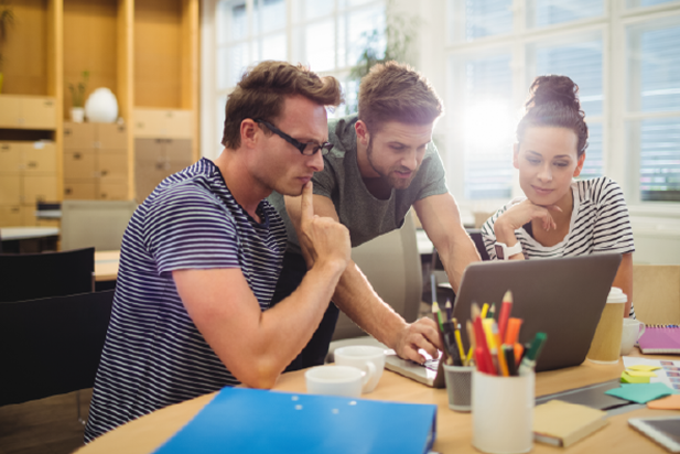 Personas usando dispositivo digital